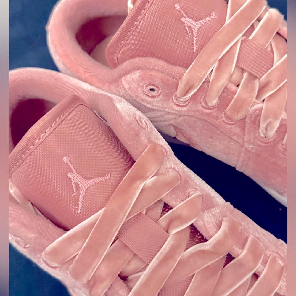 2022 Wmns Air Jordan 1 Low SE 'Pink Velvet' | Sz 8 - Picture 6 of 12